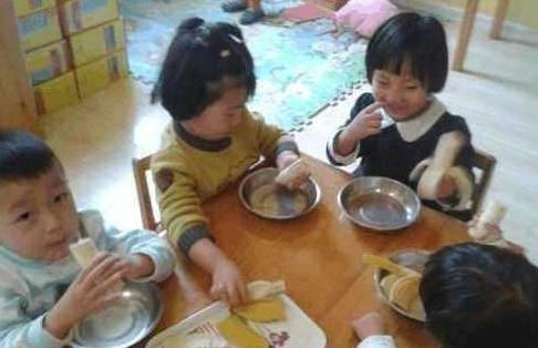 苹果照片如何变成文字版:孩子在幼儿园吃进口水果，妈妈们却通过照片发现异常