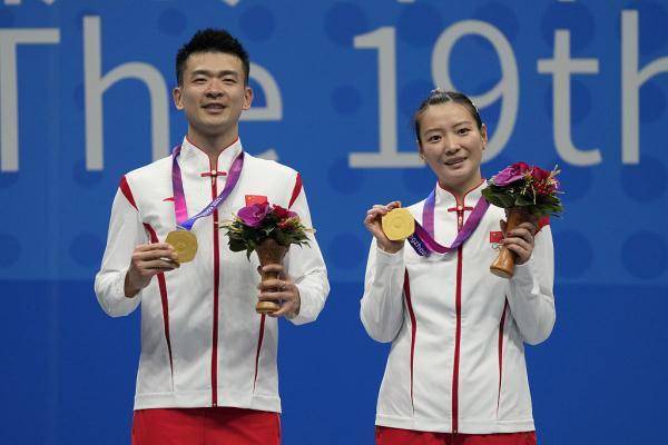 混双、男单和女双项目夺冠，中国羽毛球队一日入三金